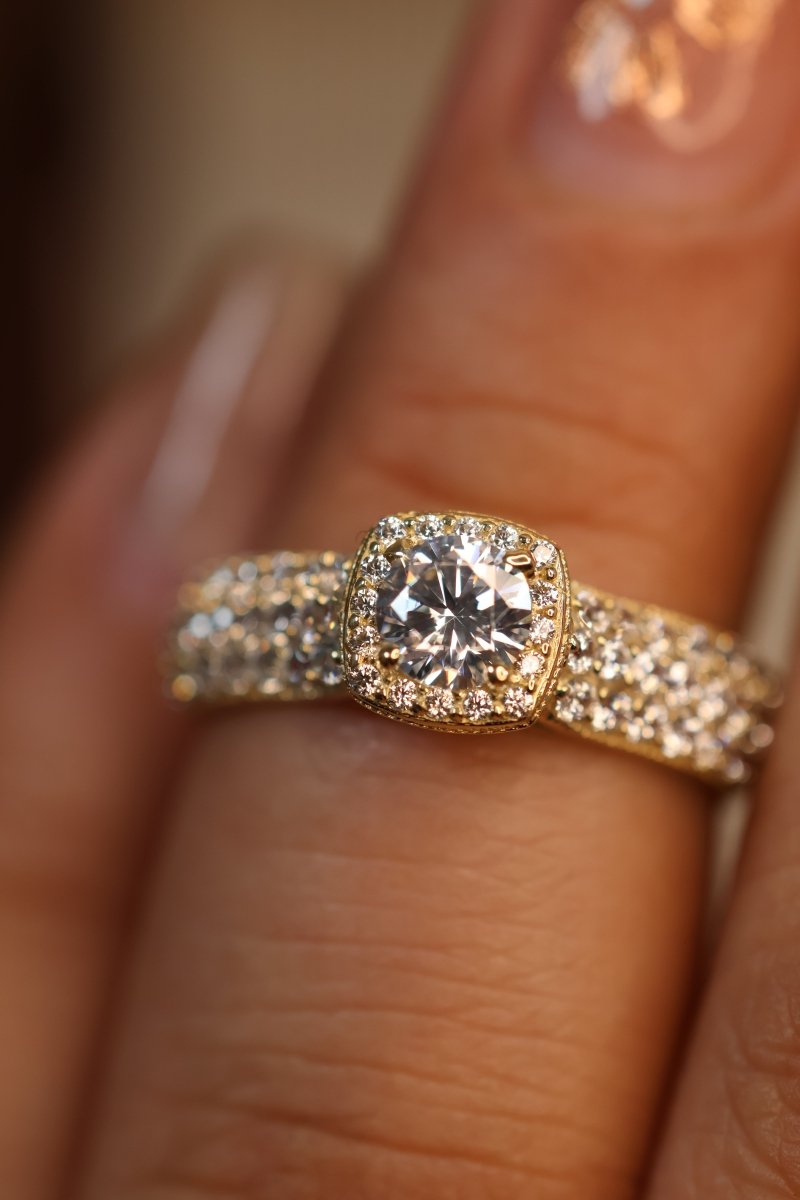 Anillo en Oro Amarillo 10k con Circonias Mod. 15857 - Mouty Joyería