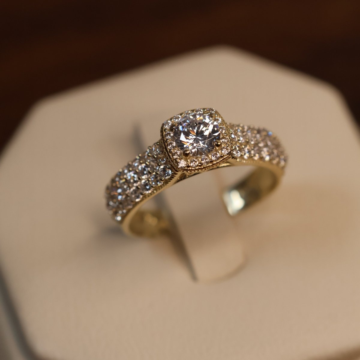 Anillo en Oro Amarillo 10k con Circonias Mod. 15857 - Mouty Joyería