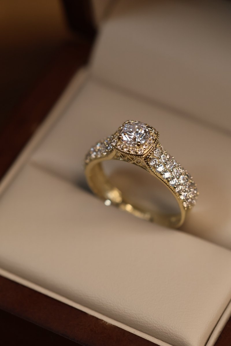 Anillo en Oro Amarillo 10k con Circonias Mod. 15857 - Mouty Joyería