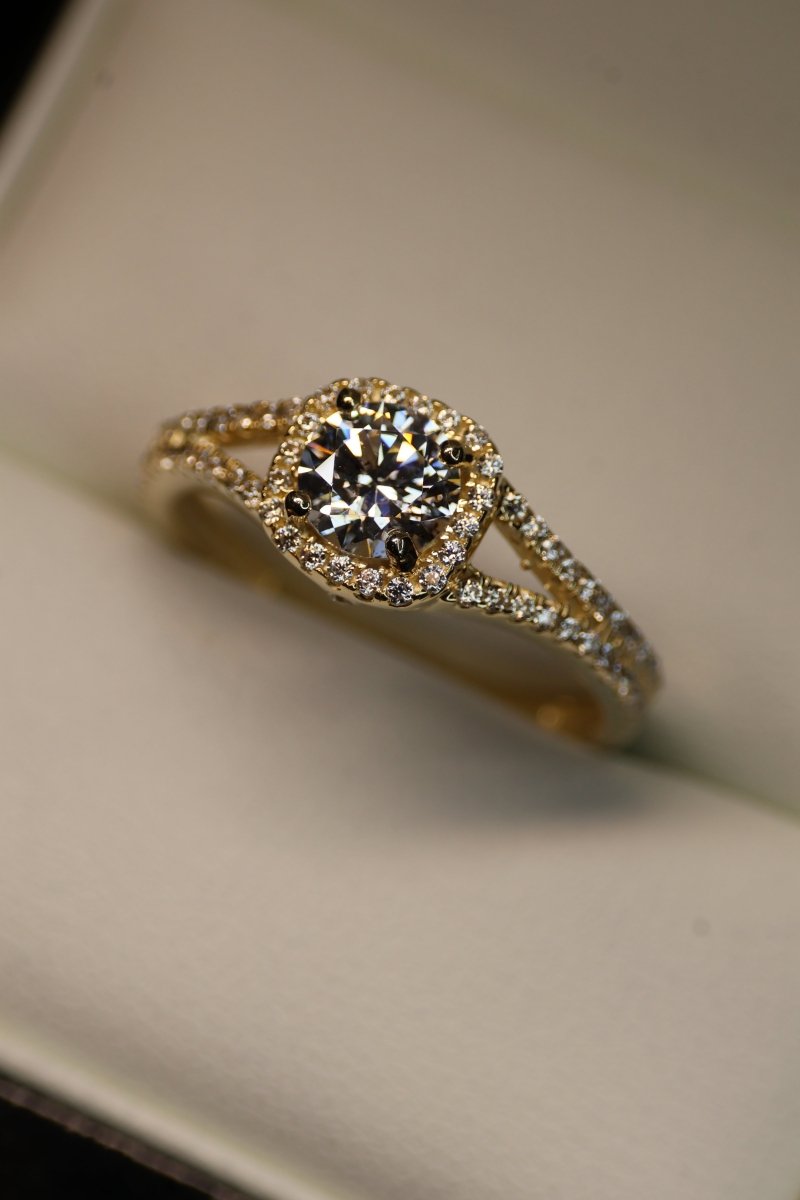 Anillo en Oro Amarillo 10k con Circonias Mod.15923 - Mouty Joyería