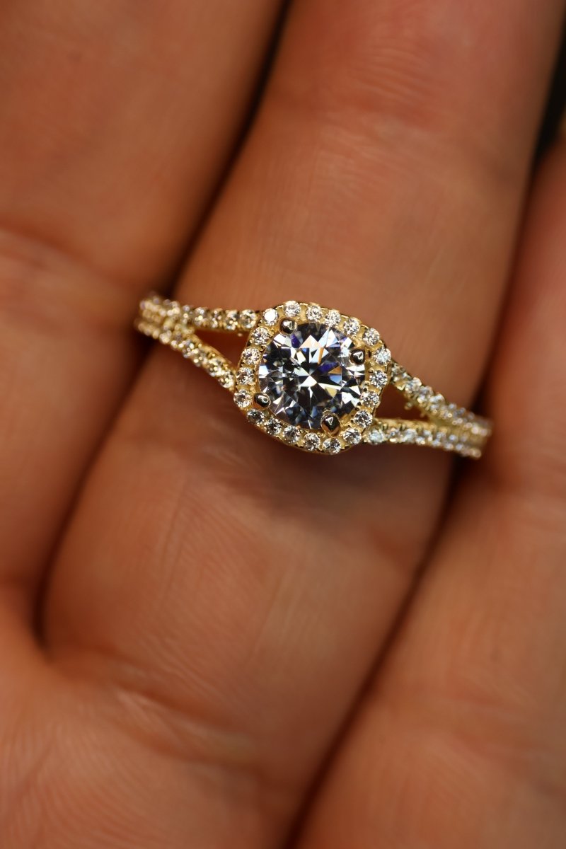 Anillo en Oro Amarillo 10k con Circonias Mod.15923 - Mouty Joyería