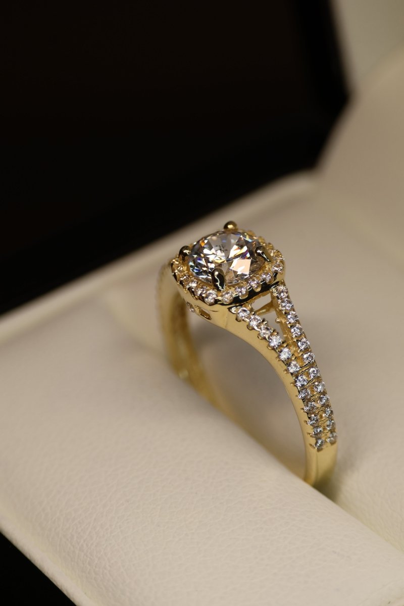 Anillo en Oro Amarillo 10k con Circonias Mod.15923 - Mouty Joyería