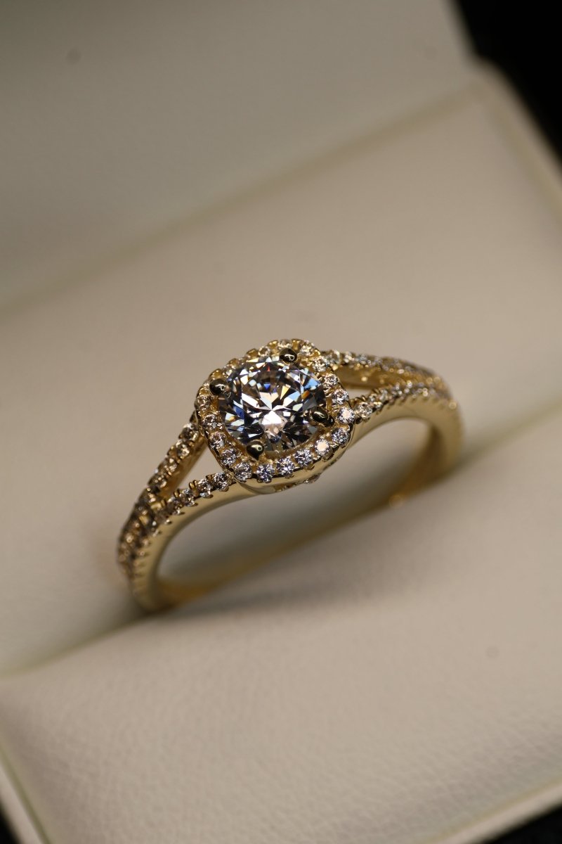 Anillo en Oro Amarillo 10k con Circonias Mod.15923 - Mouty Joyería