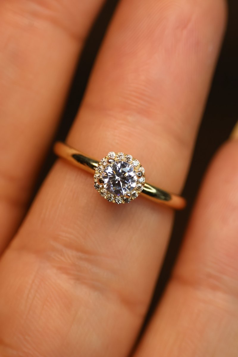 Anillo en Oro Amarillo 10k con Circonias Mod.15948 - Mouty Joyería