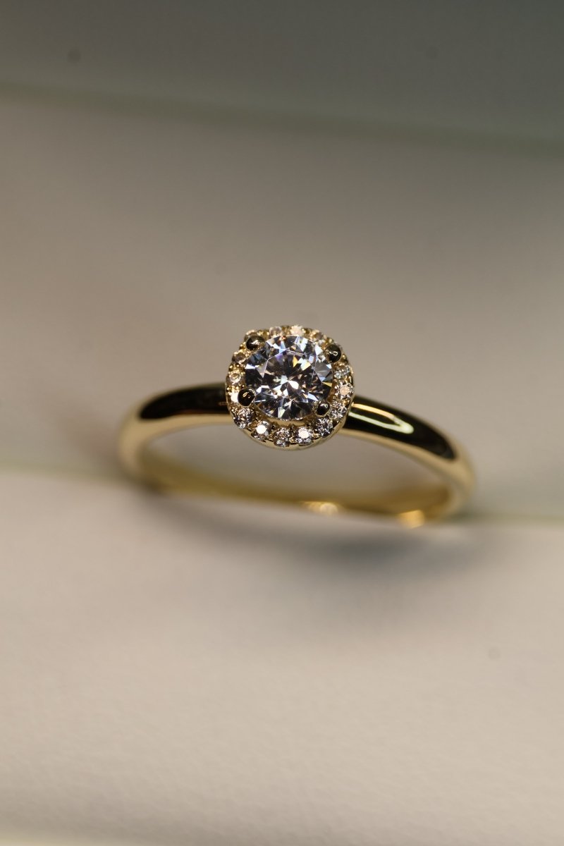 Anillo en Oro Amarillo 10k con Circonias Mod.15948 - Mouty Joyería