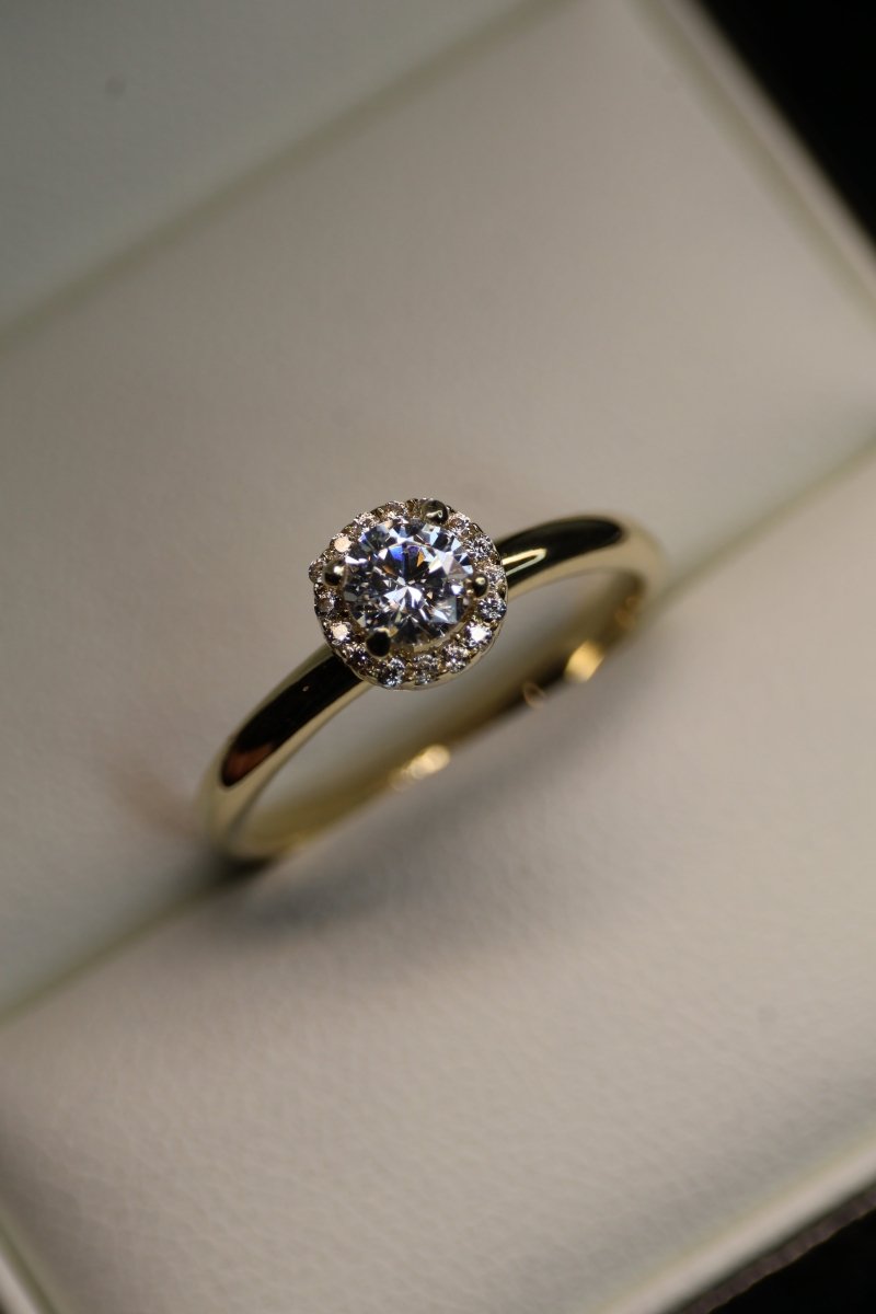 Anillo en Oro Amarillo 10k con Circonias Mod.15948 - Mouty Joyería