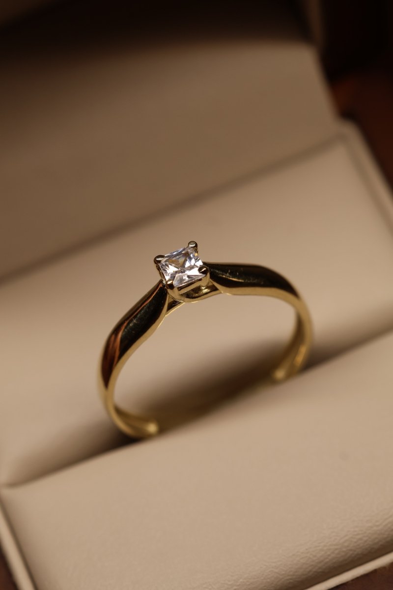 Anillo en Oro Amarillo 14k con Circonia Mod. 15888 - Mouty Joyería