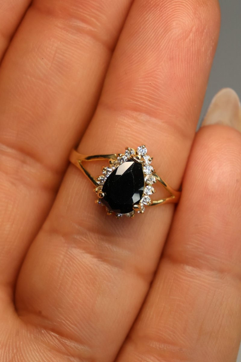 Anillo en oro amarillo de 10k con circonia negra Mod: MAN214 - Mouty Joyería