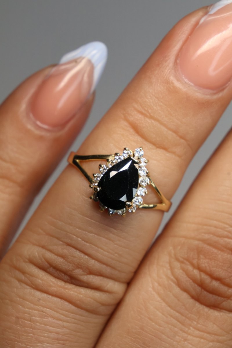 Anillo en oro amarillo de 10k con circonia negra Mod: MAN214 - Mouty Joyería