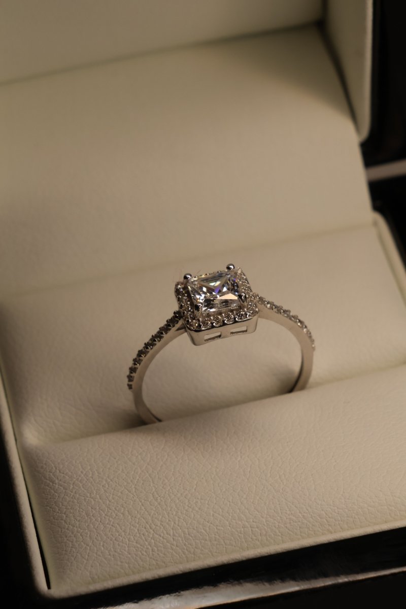 Anillo en Oro Blanco 10k con Circonia Mod.15963 - Mouty Joyería