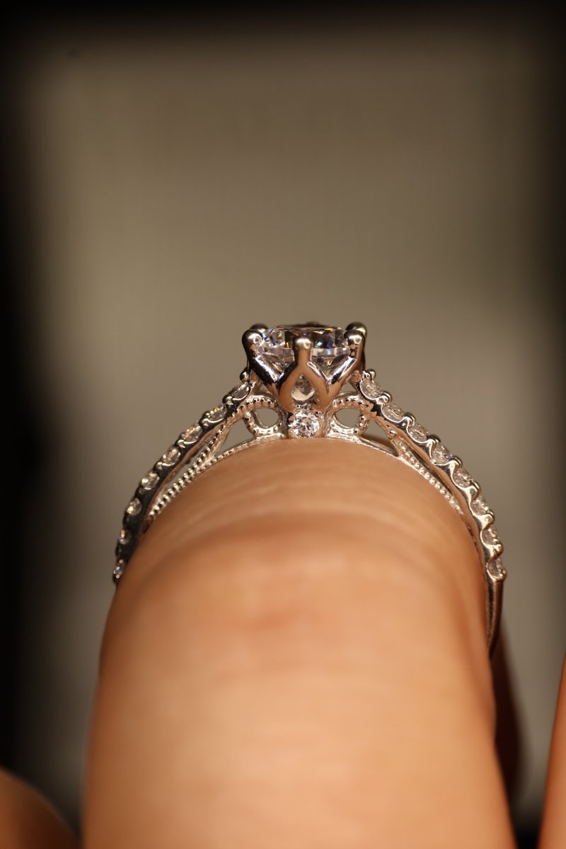 Anillo en Oro Blanco 10k con Circonias Mod.15906 - Mouty Joyería