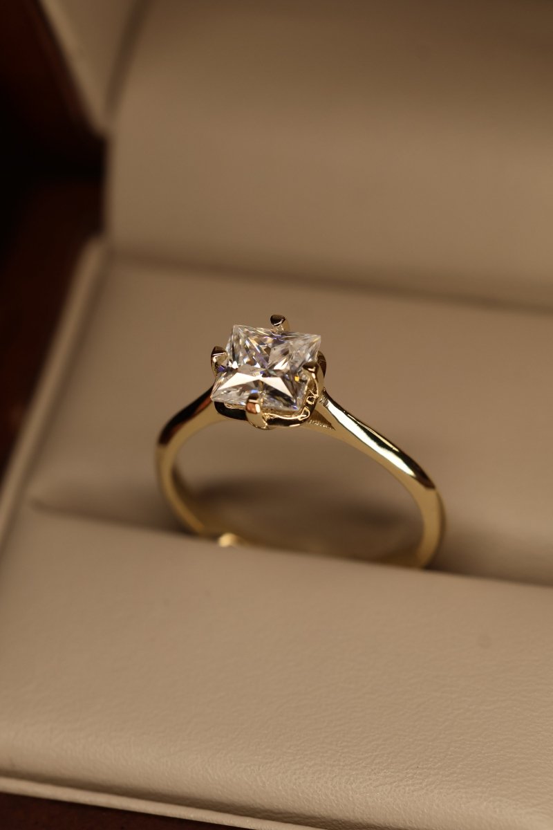 Anillo Nova en Oro Amarillo 14k 1.2cts con Moissanita GRA Modelo 15351 - Mouty Joyería