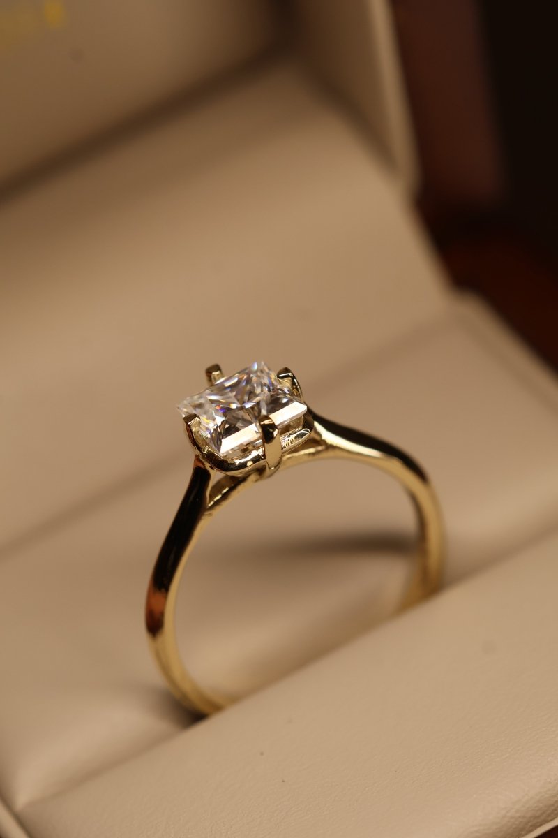 Anillo Nova en Oro Amarillo 14k 1.2cts con Moissanita GRA Modelo 15351 - Mouty Joyería