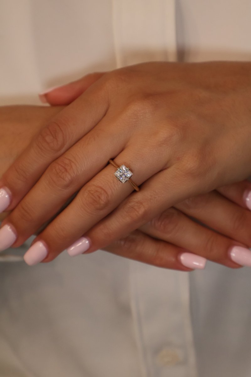 Anillo Nova en Oro Amarillo 14k 1.2cts con Moissanita GRA Modelo 15351 - Mouty Joyería