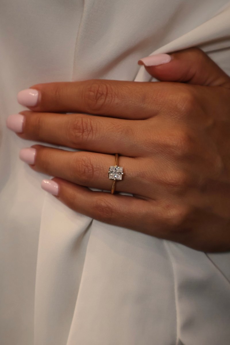 Anillo Nova en Oro Amarillo 14k 1.2cts con Moissanita GRA Modelo 15351 - Mouty Joyería