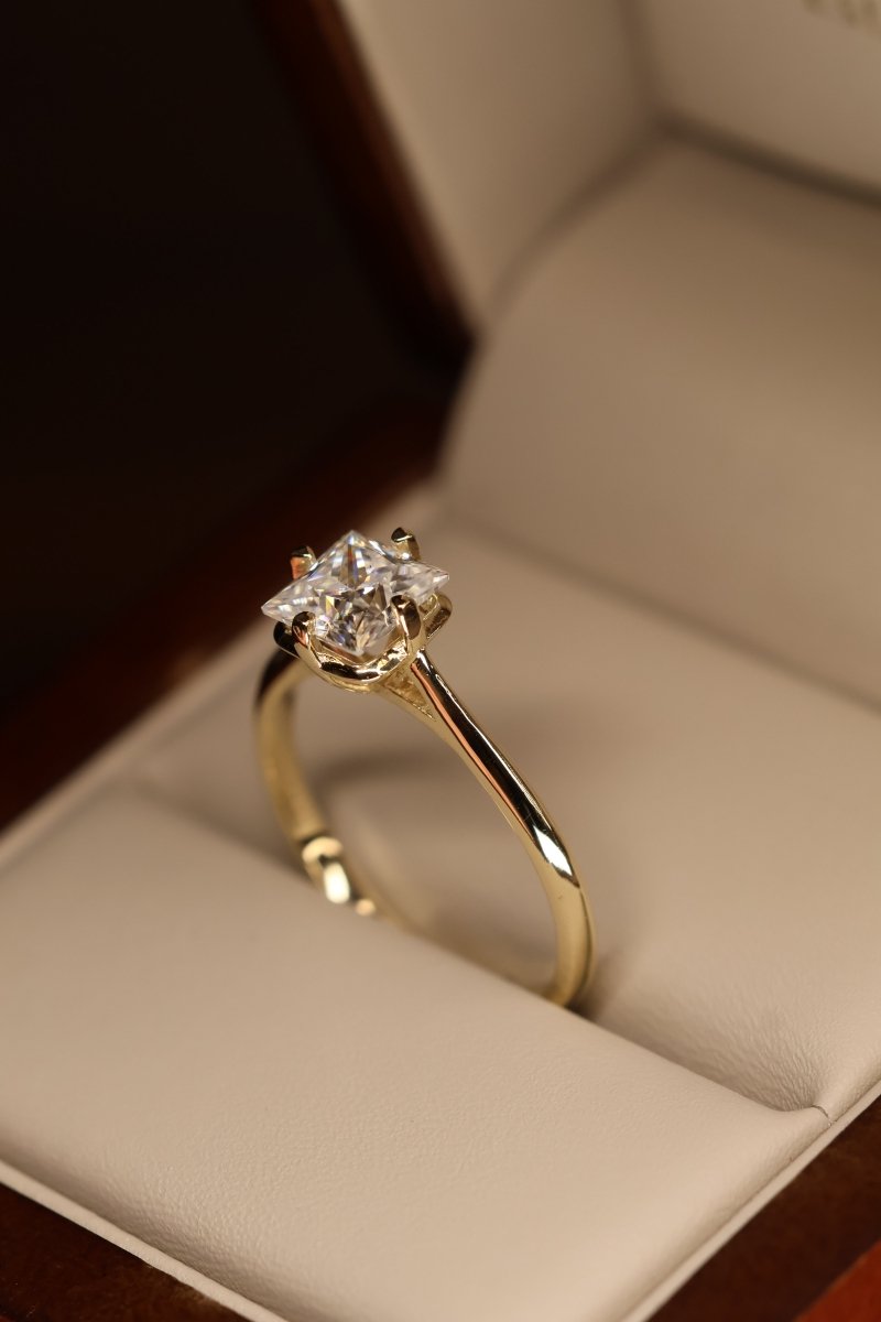 Anillo Nova en Oro Amarillo 14k 1.2cts con Moissanita GRA Modelo 15351 - Mouty Joyería