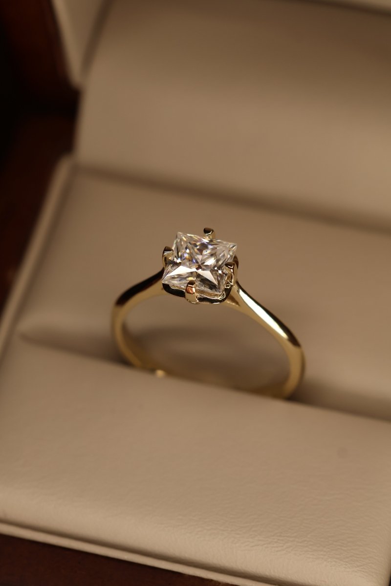 Anillo Nova en Oro Amarillo 14k 1.2cts con Moissanita GRA Modelo 15351 - Mouty Joyería