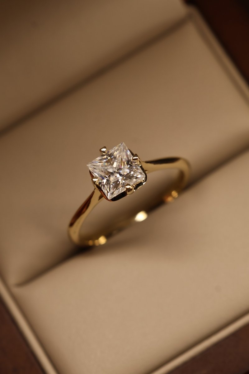 Anillo Nova en Oro Amarillo 14k 1.2cts con Moissanita GRA Modelo 15351 - Mouty Joyería