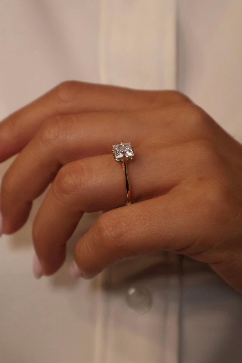 Anillo Nova en Oro Amarillo 14k 1.2cts con Moissanita GRA Modelo 15351 - Mouty Joyería