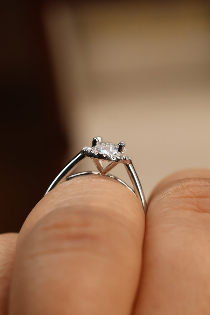 Anillo Sienna solitario en Oro Blanco 14k con Circonias Mod.15894 - Mouty Joyería