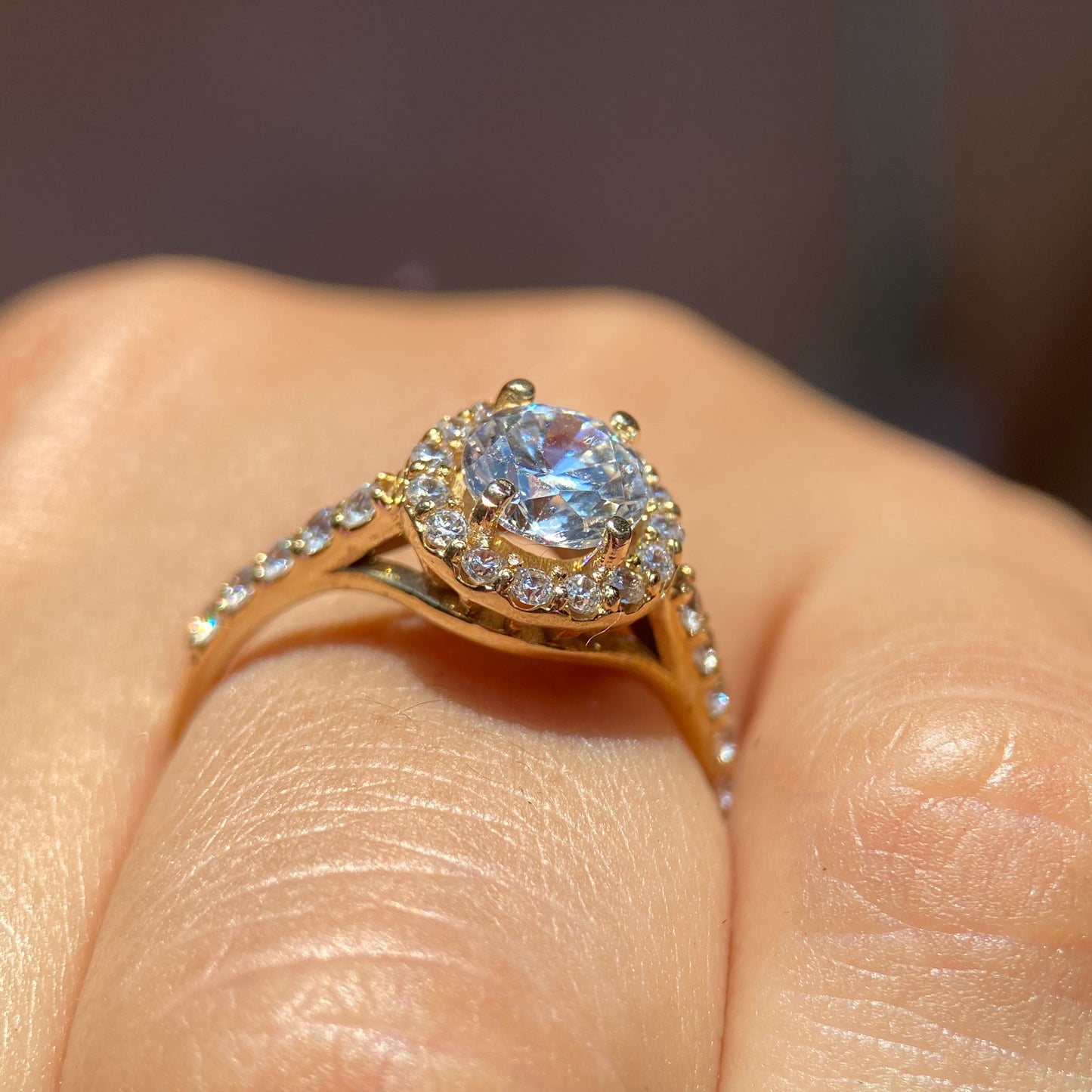 Anillo Adelaide en Oro con Circonias 1.00 ct