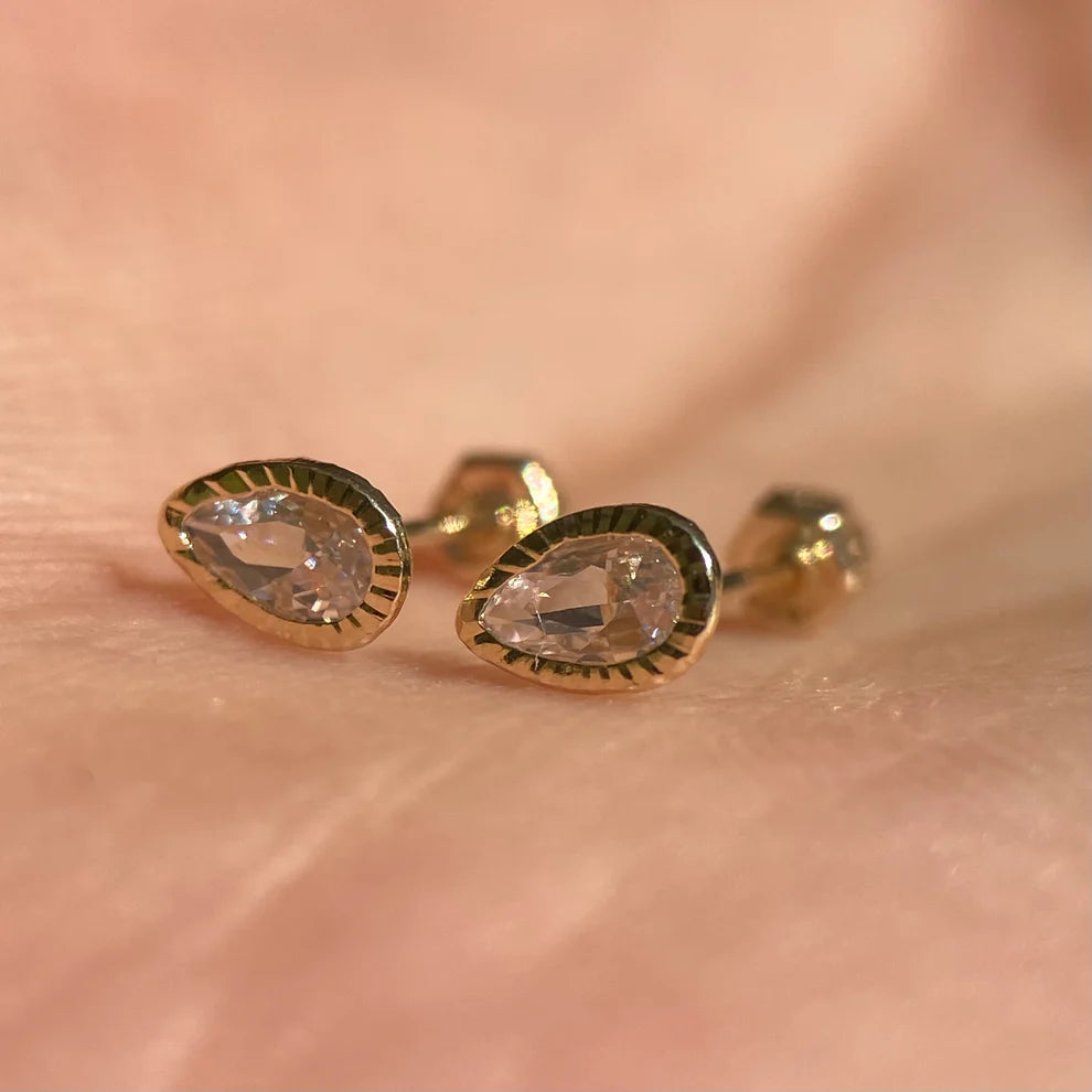 Broqueles Gota en Oro Amarillo 14k con Circonia Blanca  Cod.BO057  5.5mm