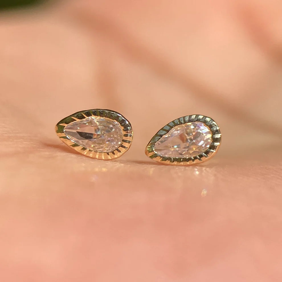 Broqueles Gota en Oro Amarillo 14k con Circonia Blanca  Cod.BO057  5.5mm