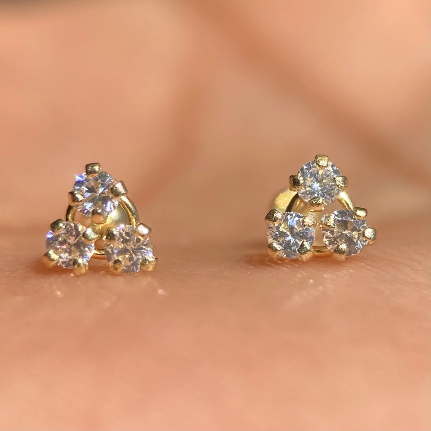 Broqueles Triangulo Oro Amarillo 10k con Circonia Cod.BRO270 4.5mm