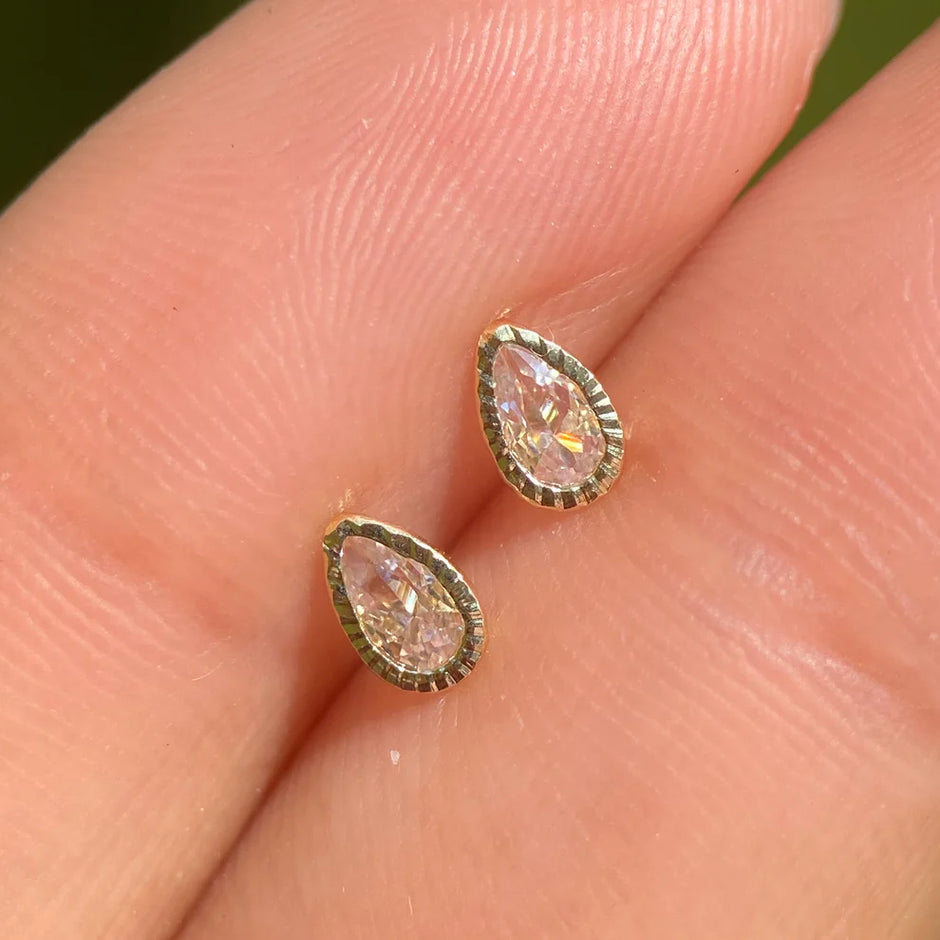 Broqueles Gota en Oro Amarillo 14k con Circonia Blanca  Cod.BO057  5.5mm