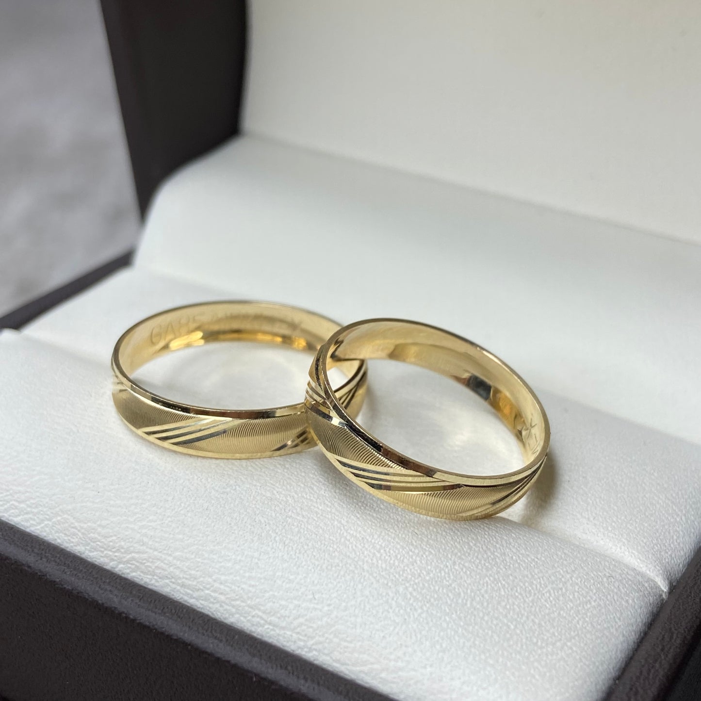 Dúo de Argollas de Compromiso Charles en Oro Amarillo de 10k (4mm)
