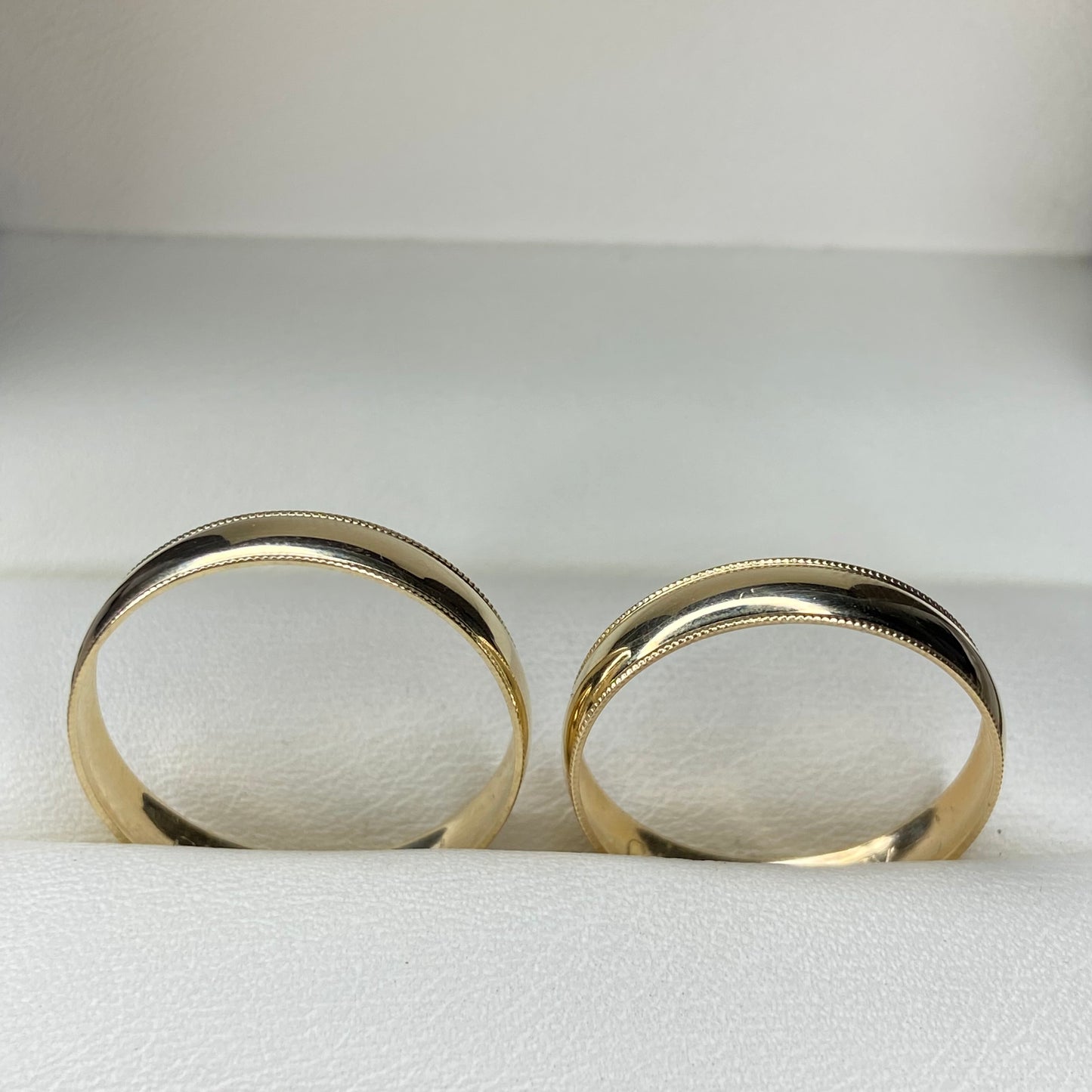 Dúo de Argollas de Compromiso Ellis en Oro Amarillo de 10k (4mm)