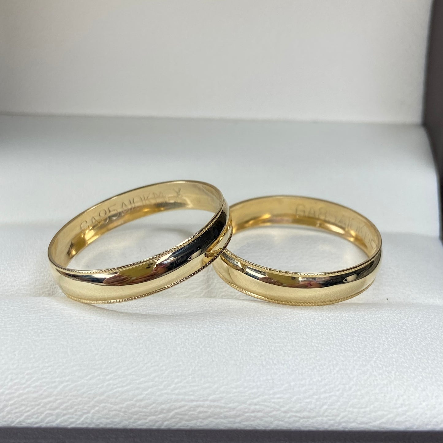 Dúo de Argollas de Compromiso Ellis en Oro Amarillo de 10k (4mm)