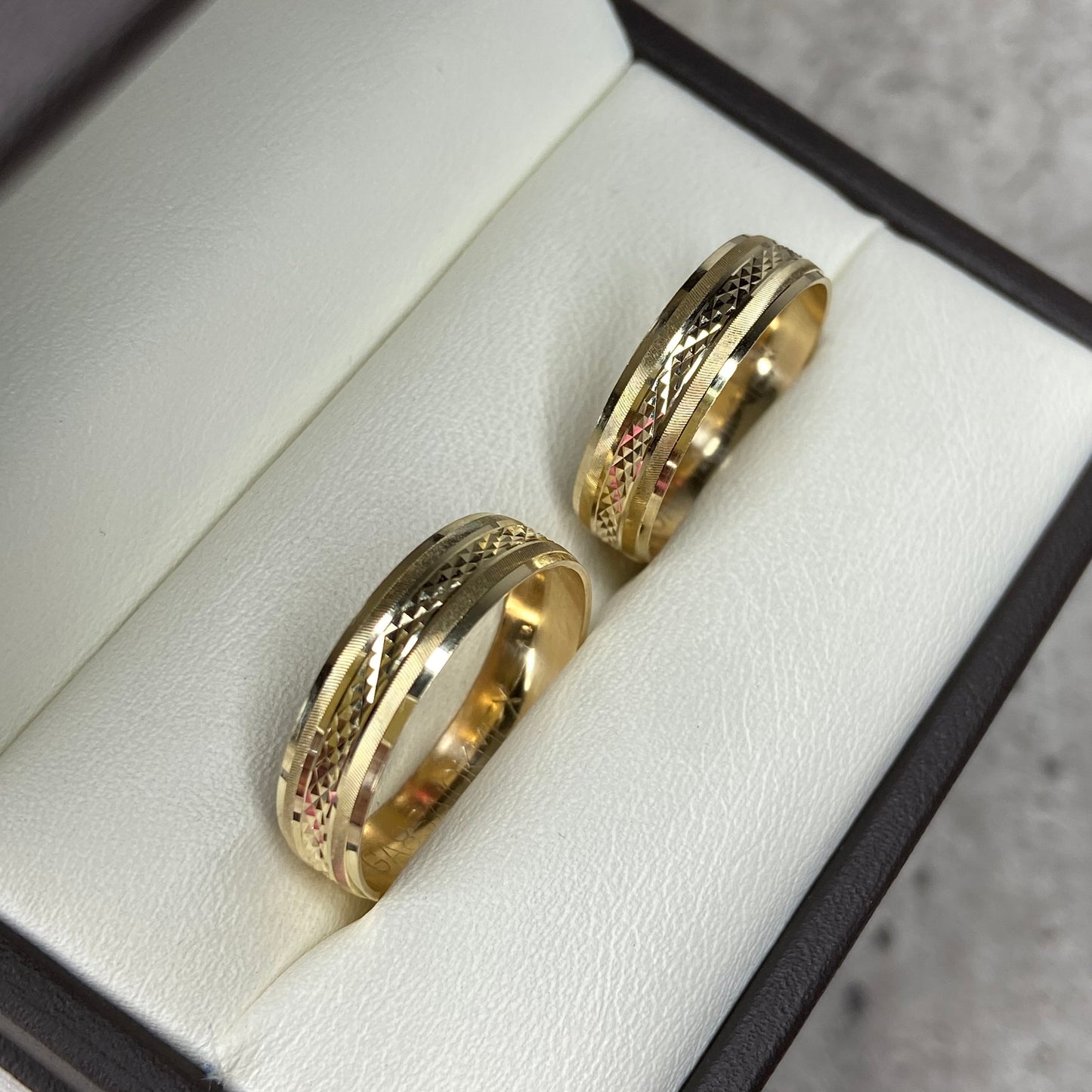 Dúo de Argollas de Compromiso Harold en Oro Amarillo de 10k 4mm