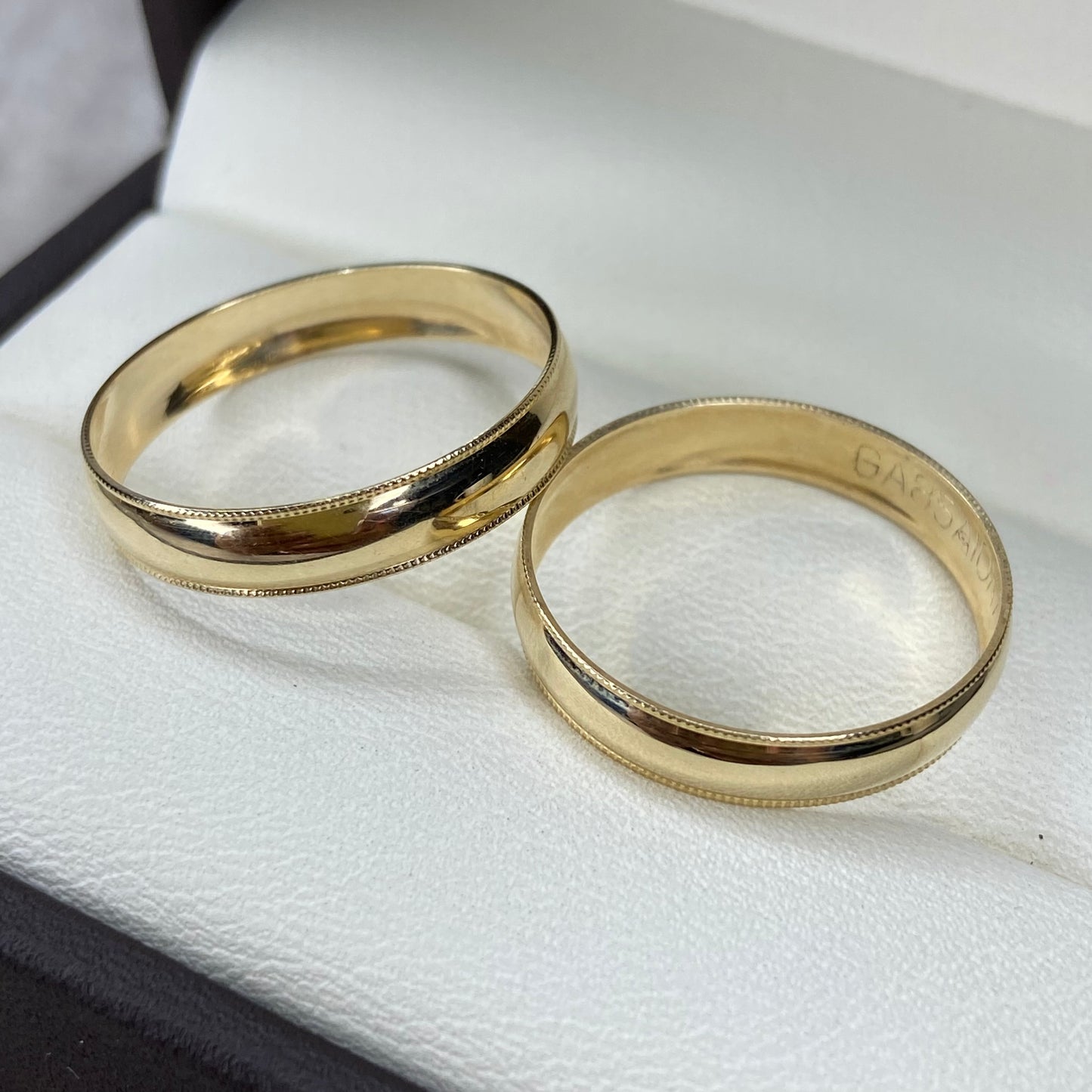 Dúo de Argollas de Compromiso Ellis en Oro Amarillo de 10k (4mm)