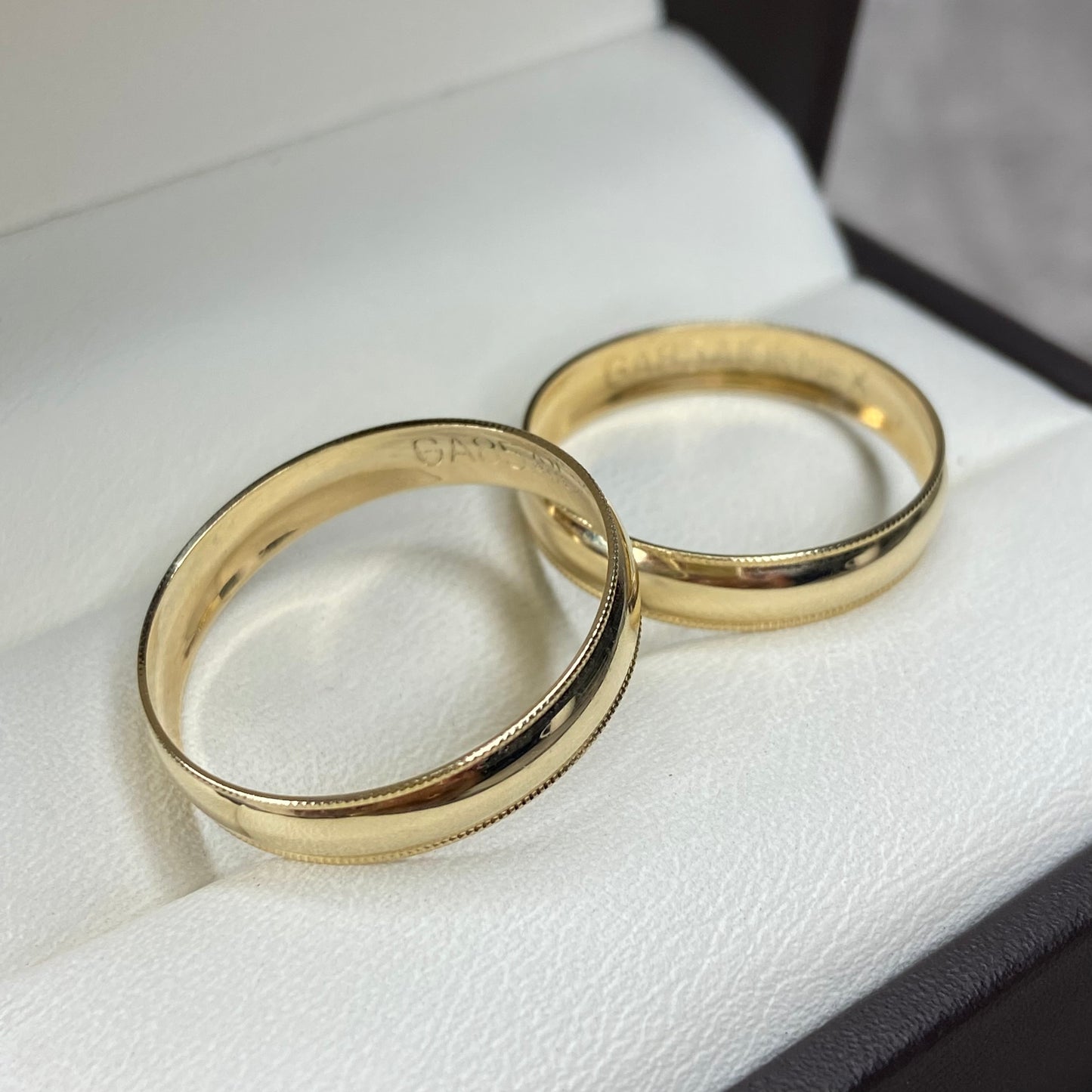 Dúo de Argollas de Compromiso Ellis en Oro Amarillo de 10k (4mm)