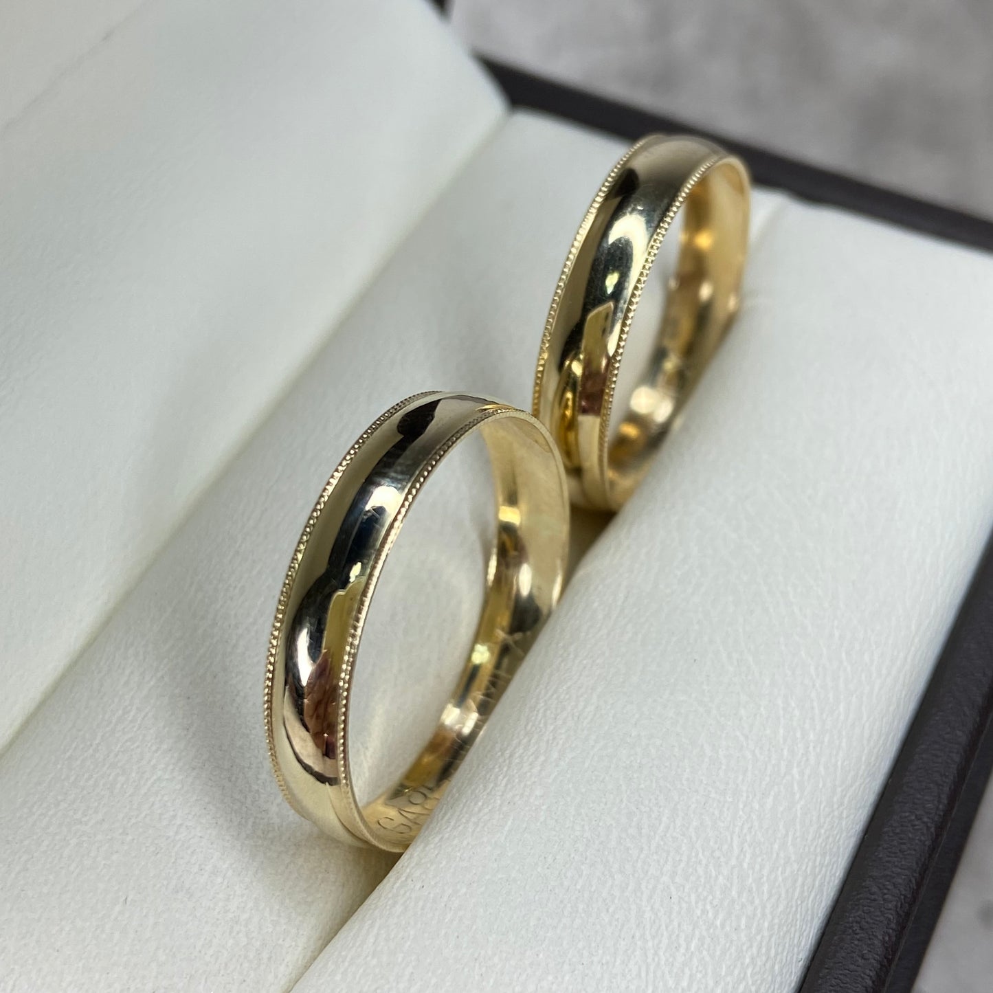 Dúo de Argollas de Compromiso Ellis en Oro Amarillo de 10k (4mm)