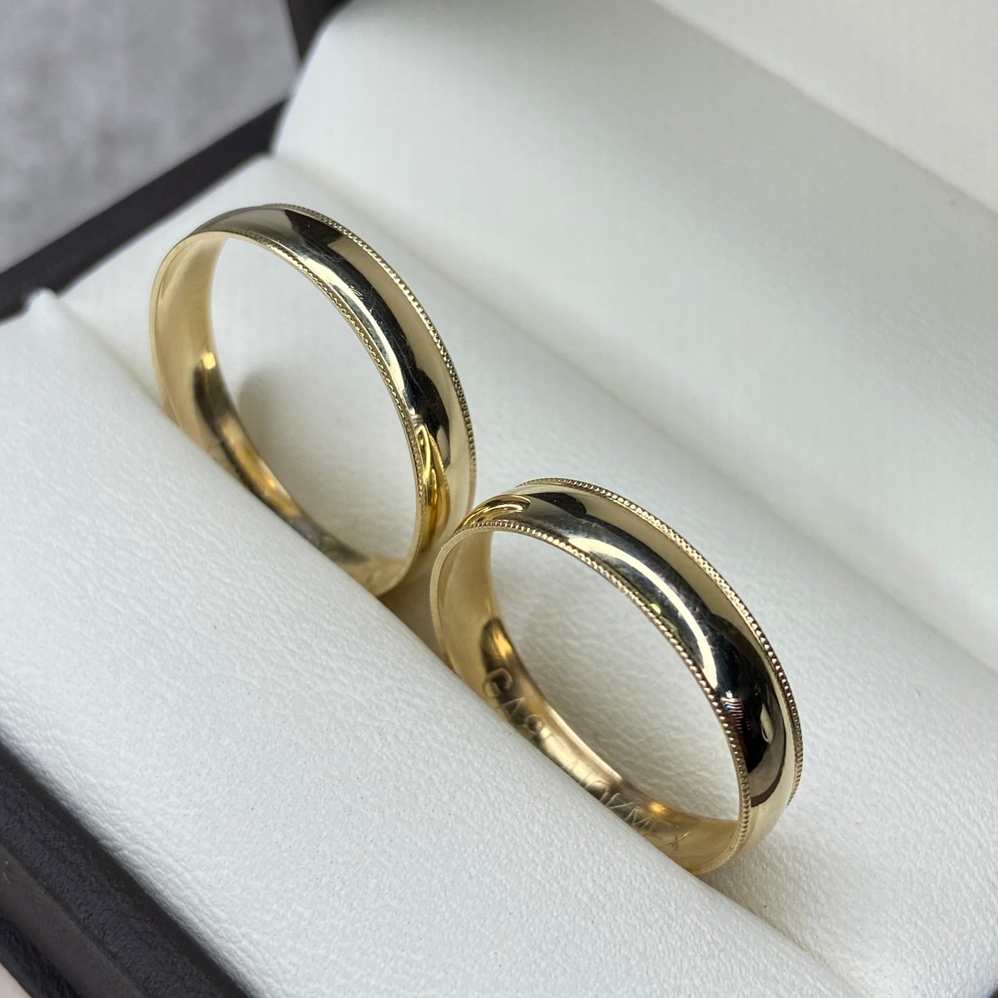 Dúo de Argollas de Compromiso Ellis en Oro Amarillo de 10k (4mm)
