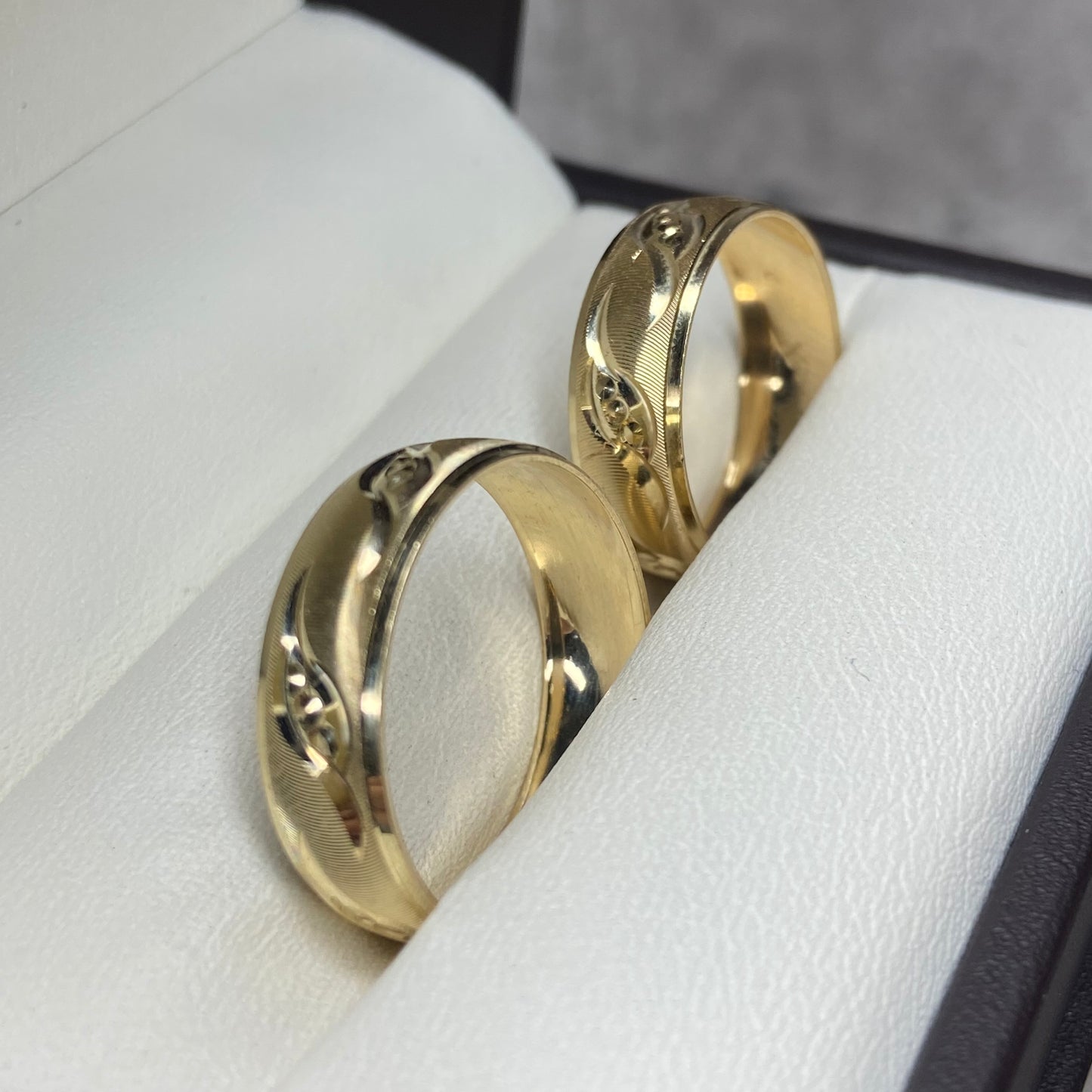 Dúo de Argollas de Compromiso Constantino en Oro Amarillo de 10k (6mm)