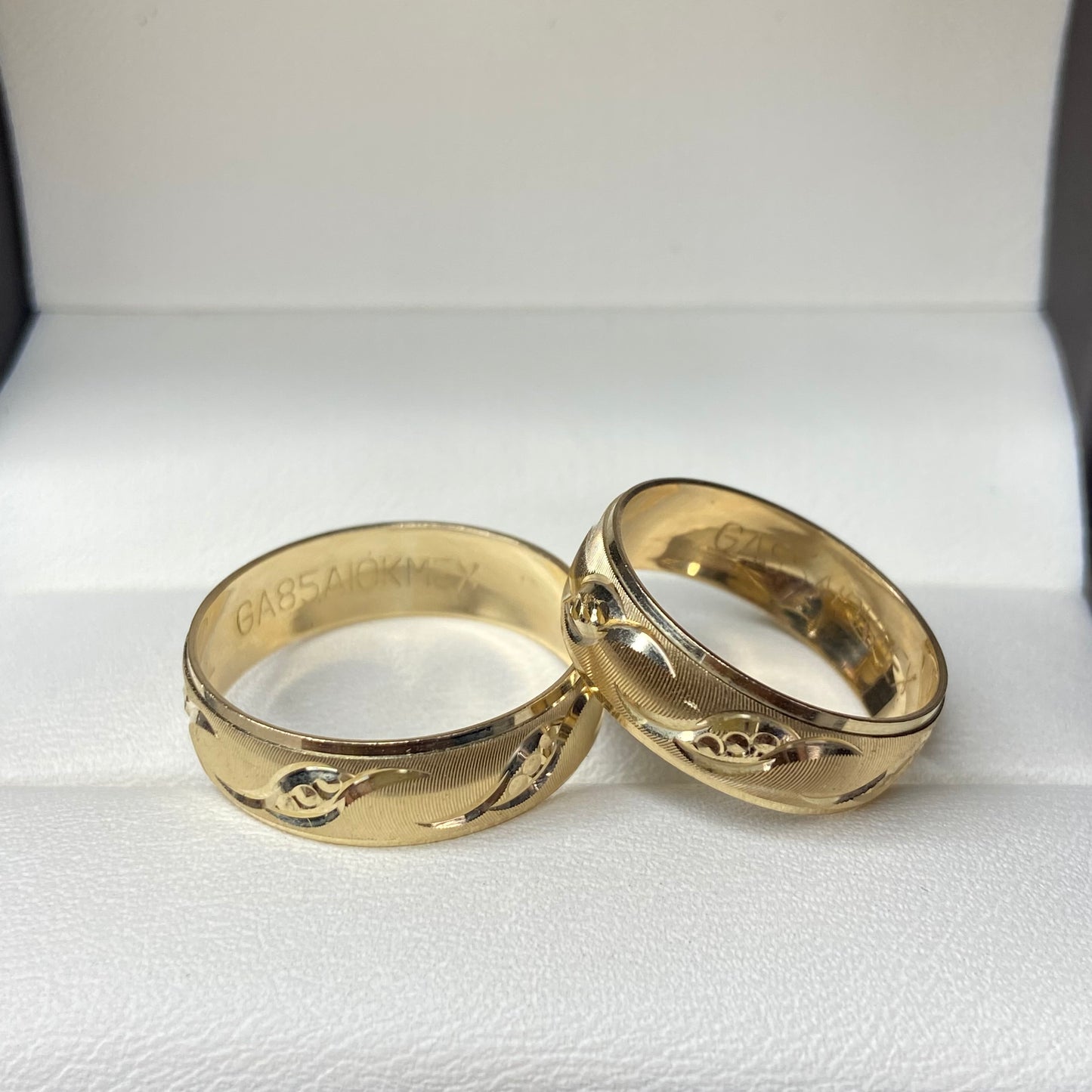 Dúo de Argollas de Compromiso Constantino en Oro Amarillo de 10k (6mm)
