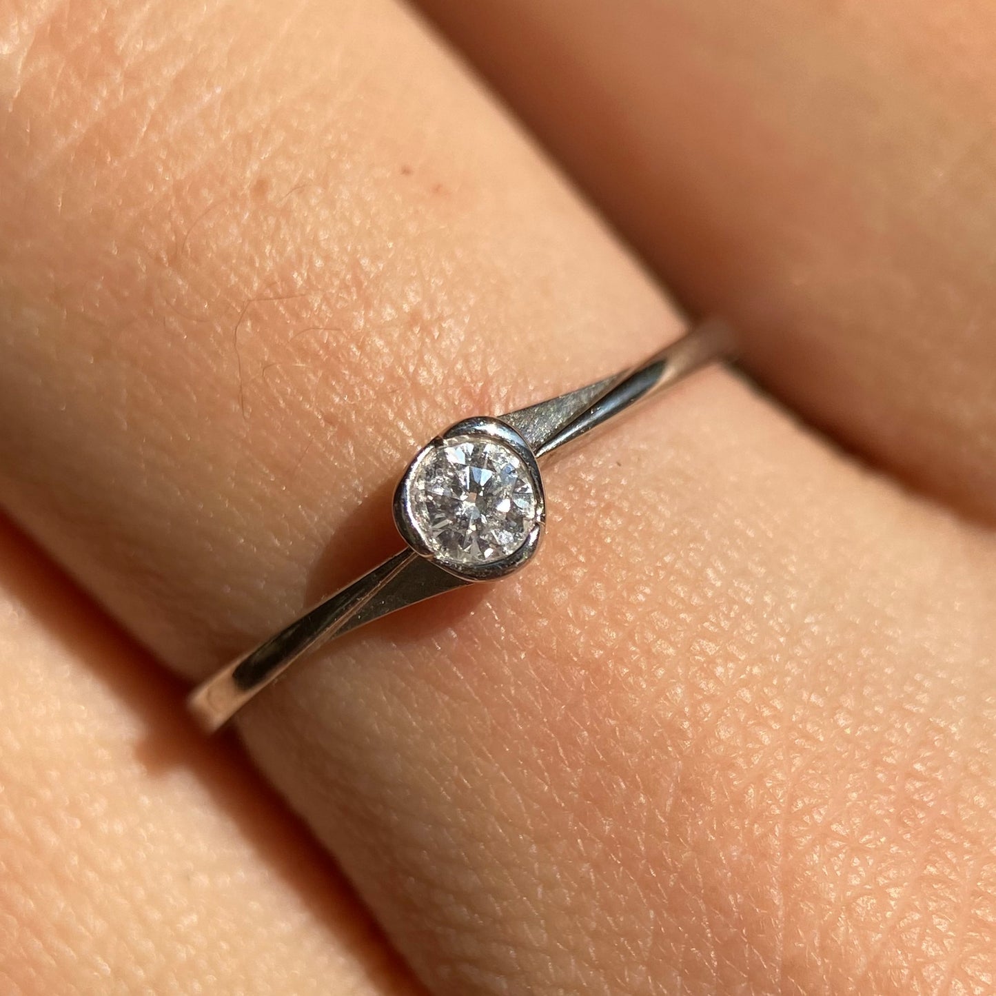 Anillo en oro blanco 14k con diamante natural .14cts Mod: OF1243