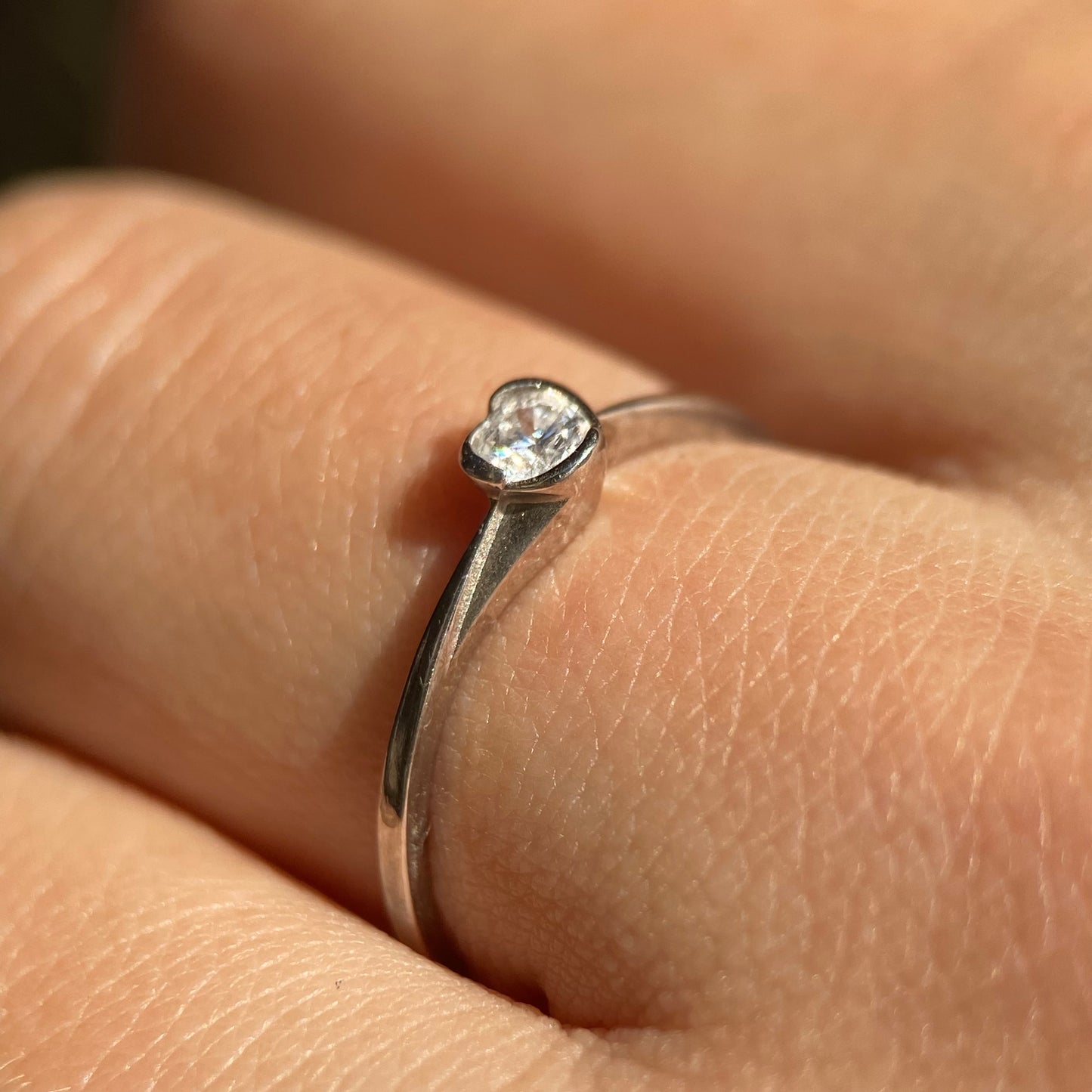 Anillo en oro blanco 14k con diamante natural .14cts Mod: OF1243