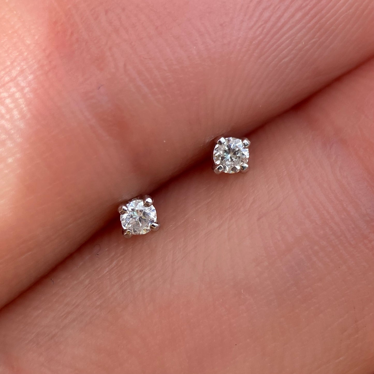 Aretes Broqueles Oro Blanco Solido 14k Con Diamante .06 Ct