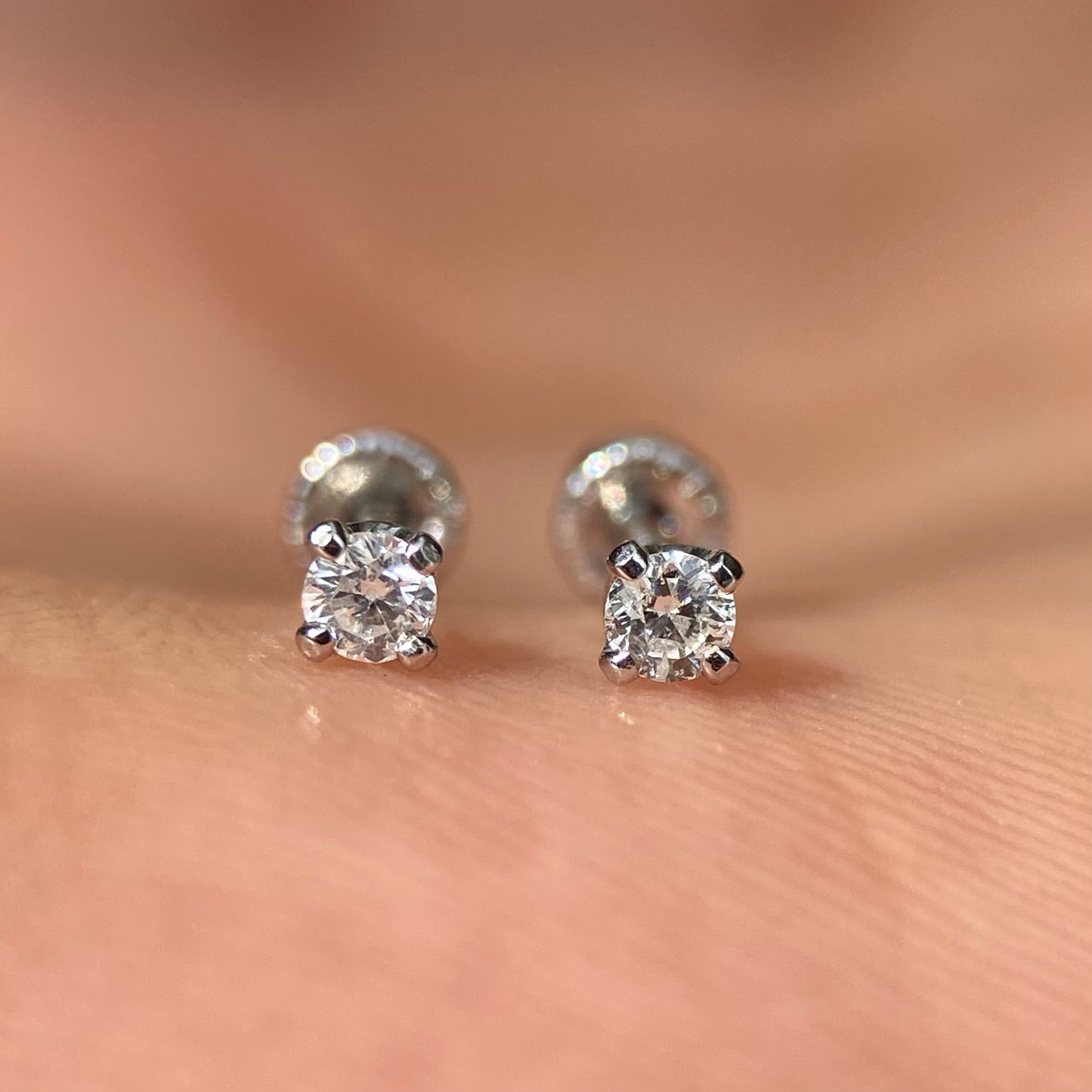 Aretes Broqueles Oro Blanco Solido 14k Con Diamante .06 Ct