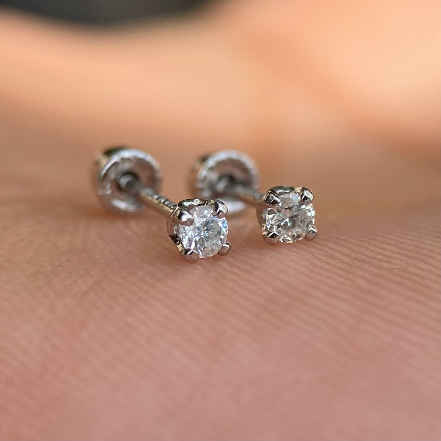 Aretes Broqueles Oro Blanco Solido 14k Con Diamante .06 Ct