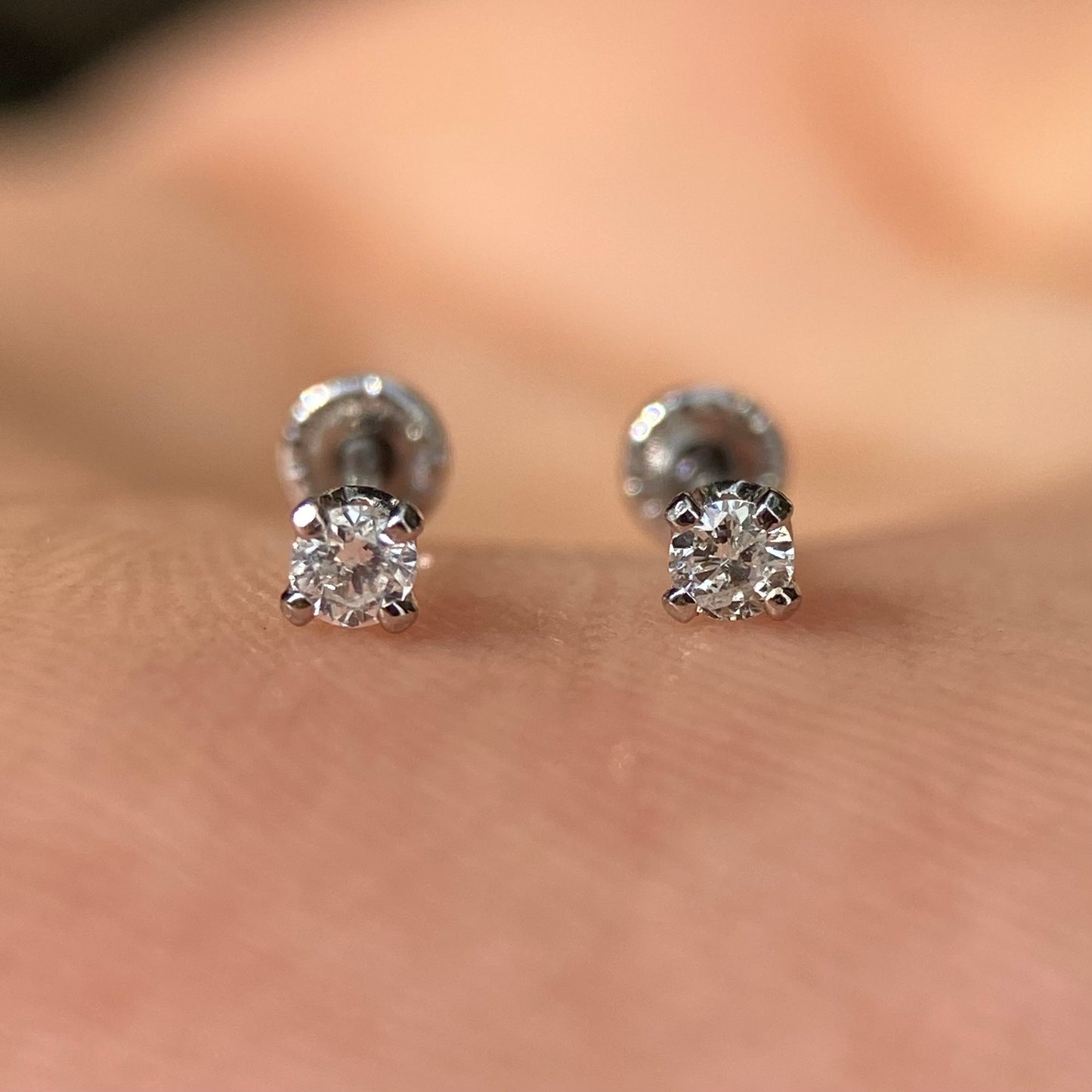 Aretes Broqueles Oro Blanco Solido 14k Con Diamante .06 Ct
