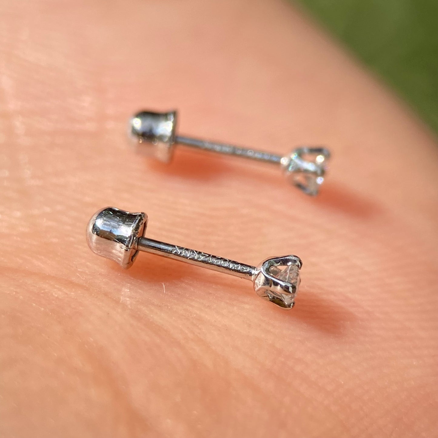 Aretes Broqueles Oro Blanco Solido 14k Con Diamante .06 Ct