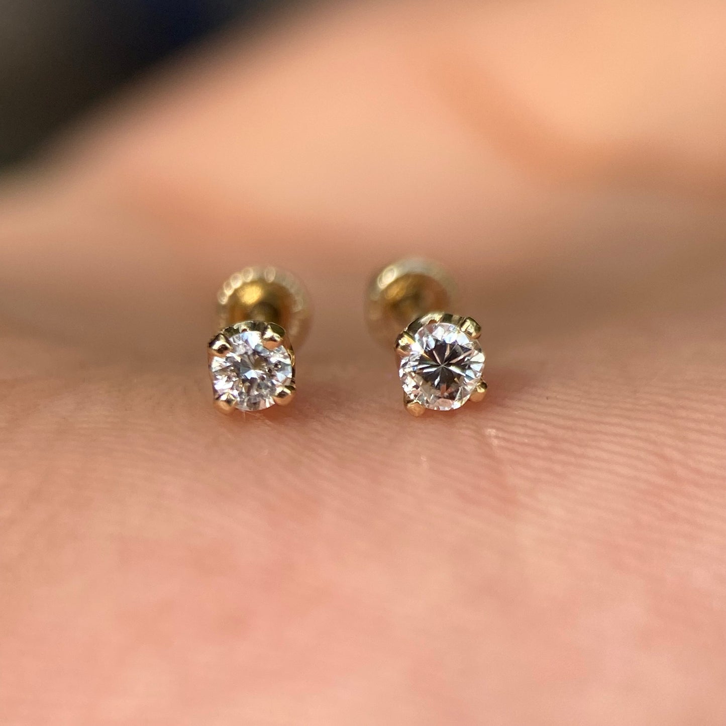 Aretes Broqueles Oro amarillo Solido 14k Con Diamante .10 Ct