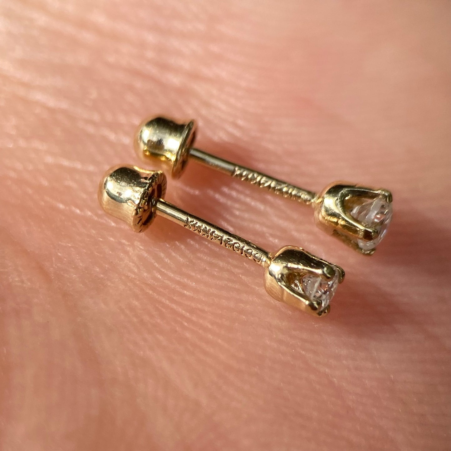 Aretes Broqueles Oro amarillo Solido 14k Con Diamante .10 Ct
