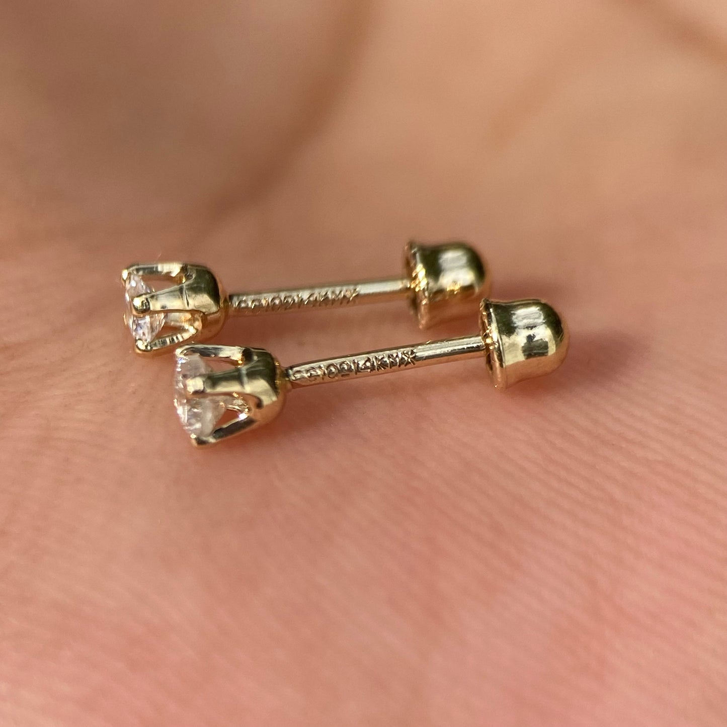 Aretes Broqueles Oro amarillo Solido 14k Con Diamante .10 Ct