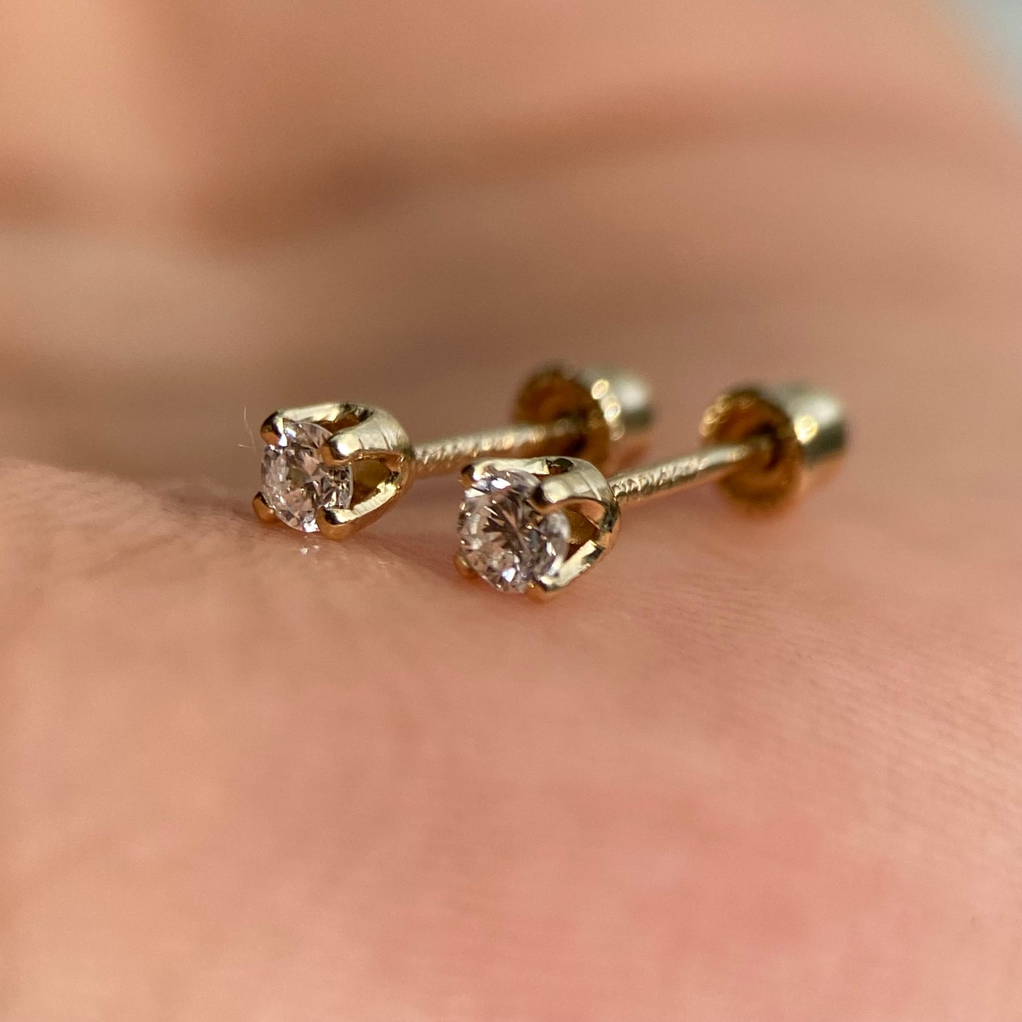 Aretes Broqueles Oro amarillo Solido 14k Con Diamante .10 Ct